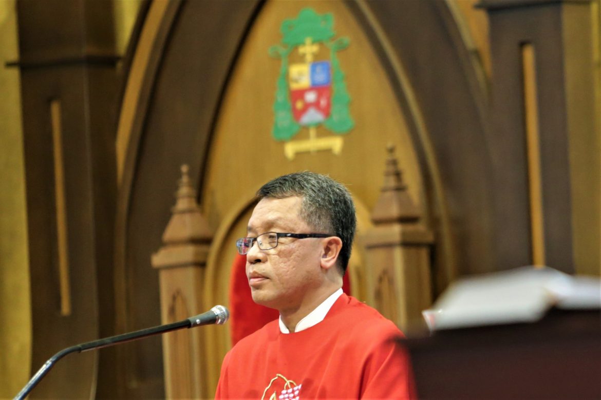 mgr Adrianus -merah